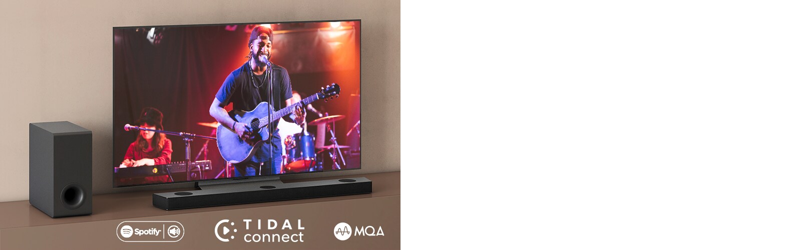 LG televizor nalazi se na smeđoj polici, LG Sound Bar S90QY nalazi se ispred televizora. Niskofrekvencijski zvučnik smješten je s lijeve strane televizora. Na televizoru se prikazuje scena koncerata. Oznaka NOVO prikazana je u gornjem lijevom kutu.