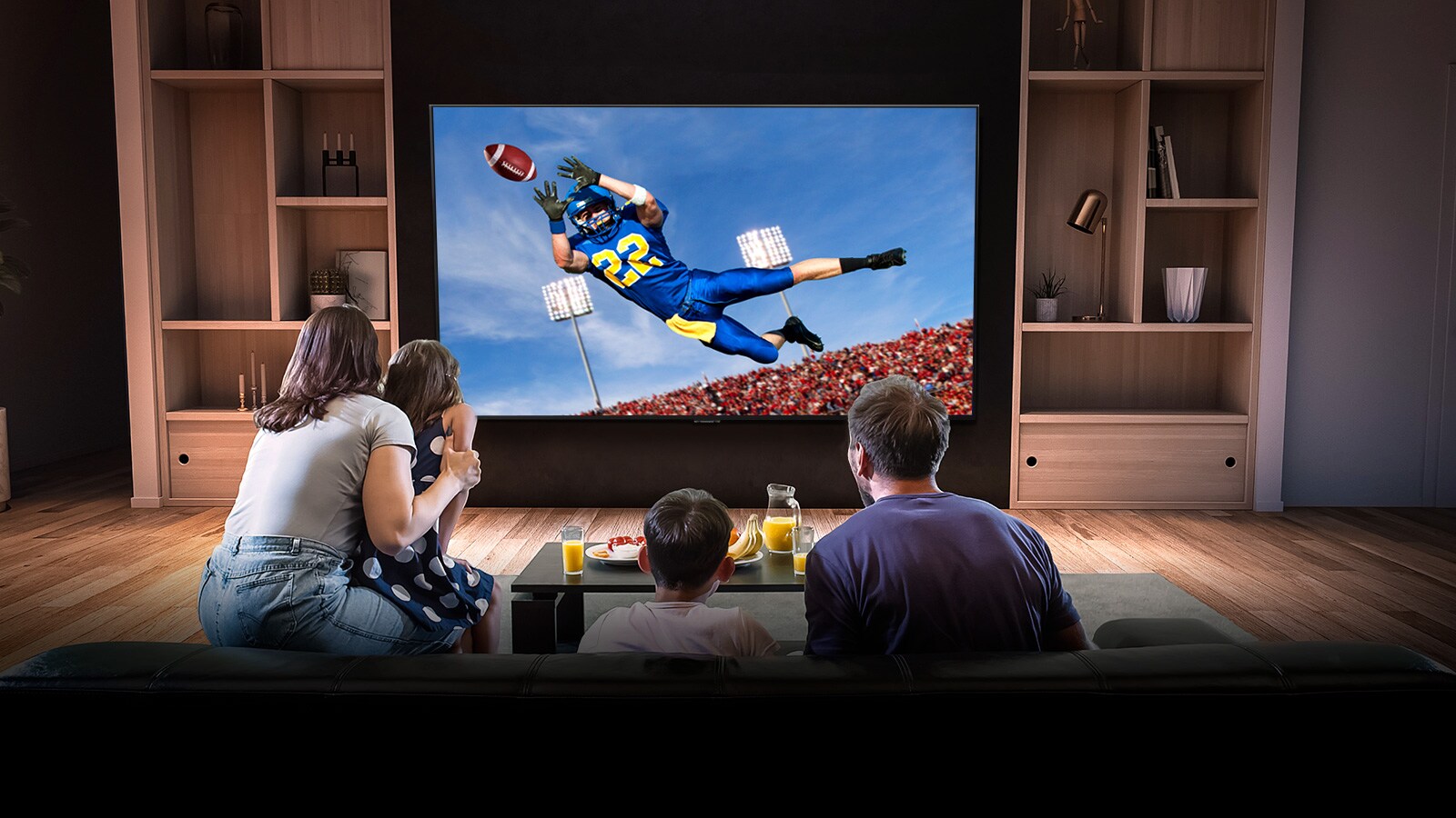 Ljudi koji gledaju utakmicu američkog nogometa na TV-u u dnevnoj sobi