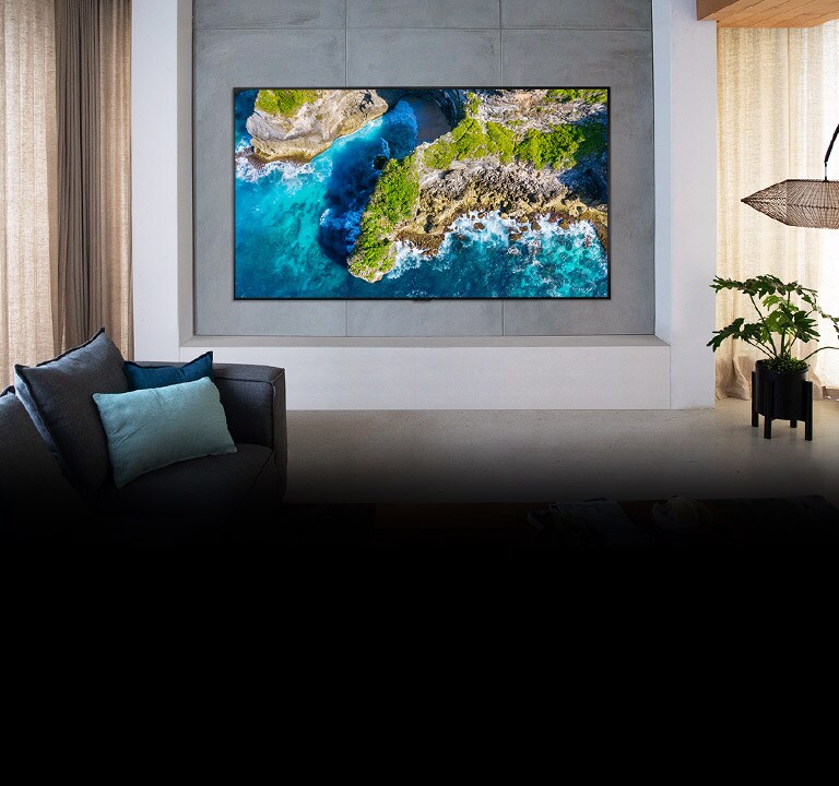 Televizor prikazuje pogled na prirodu iz perspektive luksuznog doma