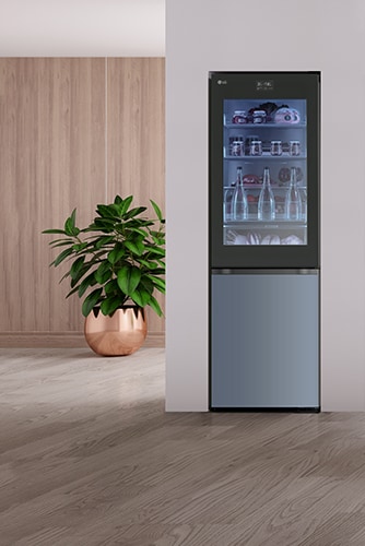 A képen egy LG InstaView MoodUP Alulfagyasztós hűtőszekrény látható kék színben egy fehér tónusú konyhában.