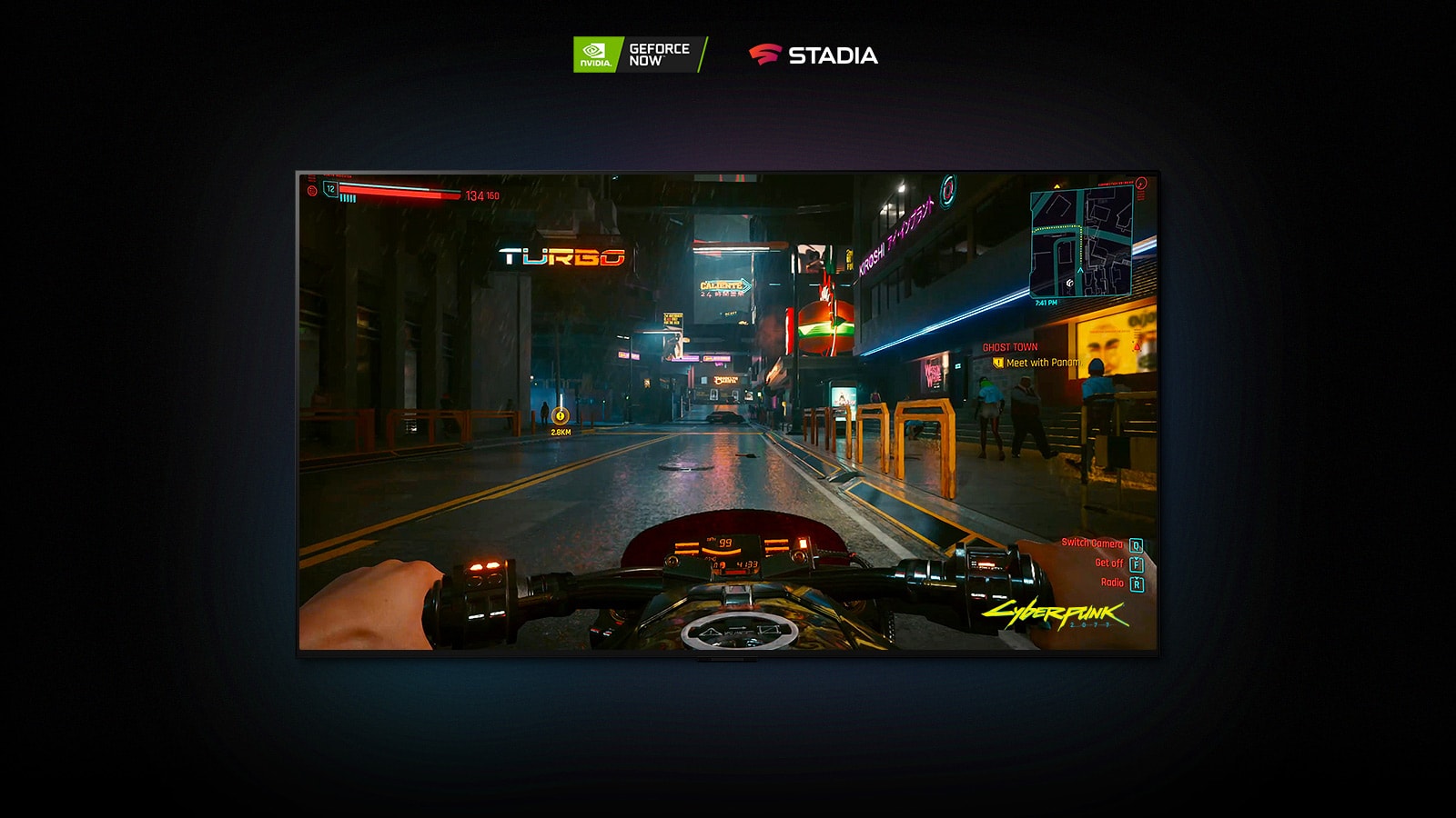 Zaslon LG OLED prikazuje prizor iz Cyberpunk 2077, v katerem se igralec vozi po ulici, osvetljeni z neonskimi lučmi