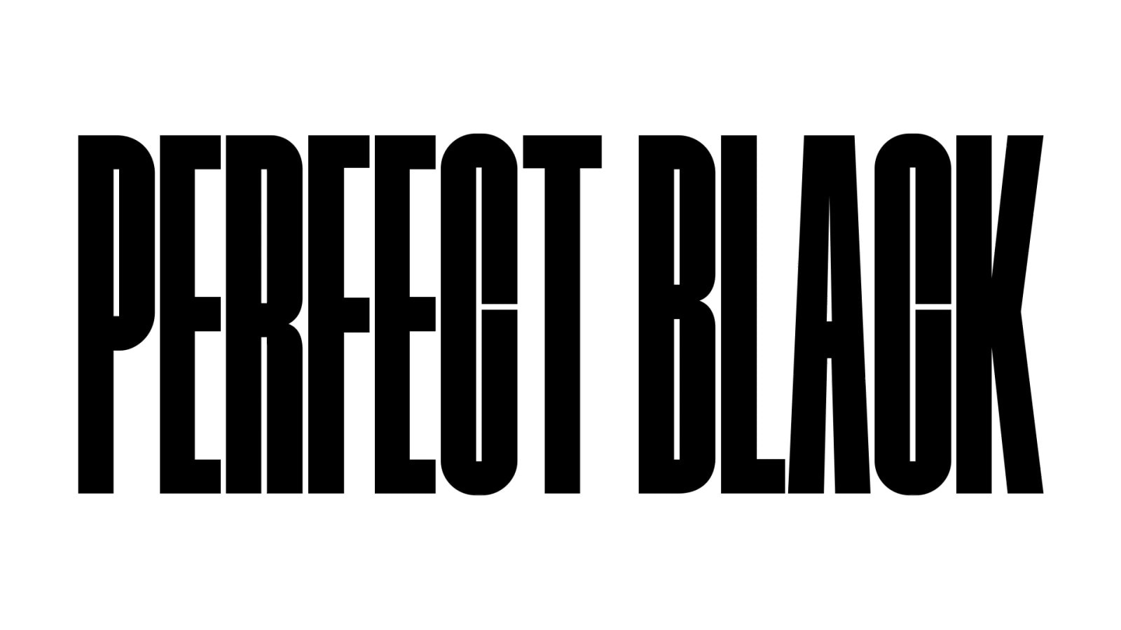 A „PERFECT BLACK” felirat félkövér fekete nagybetűkkel jelenik meg. Ezután egy fekete, éles felbontású hegyvidéki táj emelkedik a betűk fölé, és egy falut és homokdűnéket is láthatóvá tesz. A fekete kép eltűnik a fekete égbolt mögött.