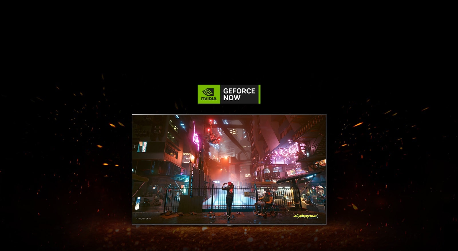 Okoli televizorja se pojavijo plameni in na zaslonu je prikazana igra Cyberpunk.  Logotip GeForce Now se prikaže na vrhu televizorja.