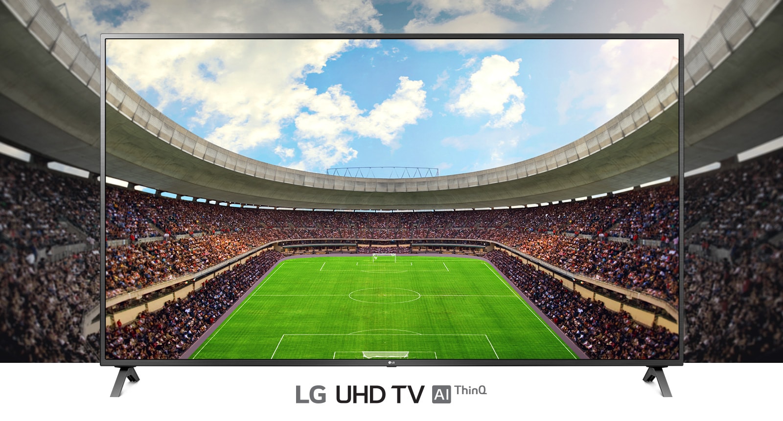 Televisione con vista panoramica di uno stadio di calcio pieno di spettatori.