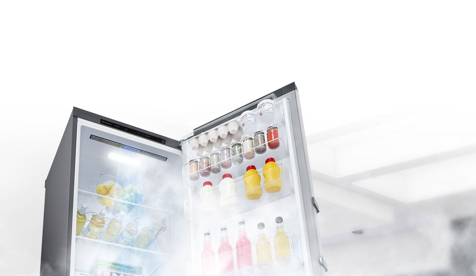 A hűtőszekrény nyitott ajtóval kissé oldalsó szögből látható, telepakolva élelmiszerekkel. Fehér levegő áramlik az ételekre a hűtő belsejében felülről lefelé hidegen tartva azokat.