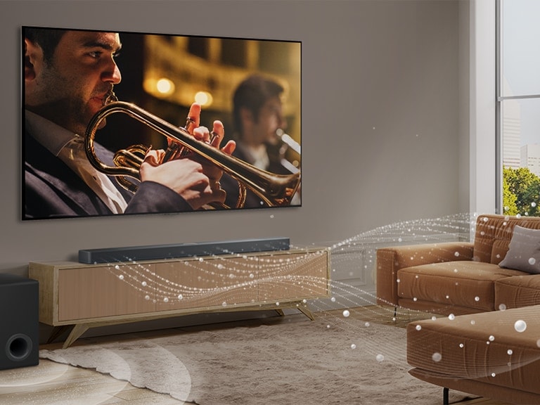 LG Soundbar, LG TV és mélyhangsugárzó egy modern, városi lakásban. Az LG Soundbar fehér cseppekből álló, háromágú hanghullámokat bocsát ki, amelyek a padló alján lebegnek. A hangprojektor mellett egy mélynyomó található, amely alulról hozza létre a hanghatást. 