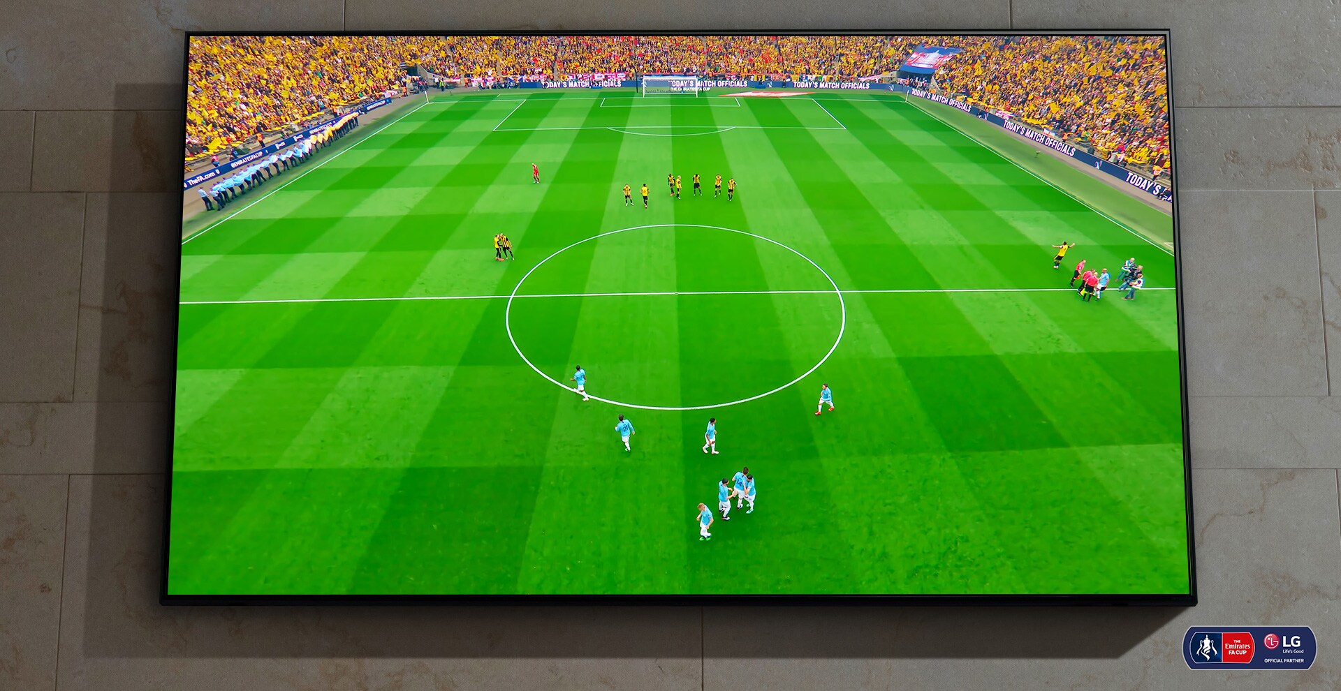 Falra szerelt NanoCell TV. A futballmérkőzés mindjárt kezdődik a képernyőn.
