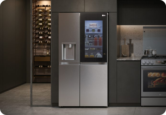 Az LG InstaView hűtőszekrény kissé oldalról látható egy modern konyhában.