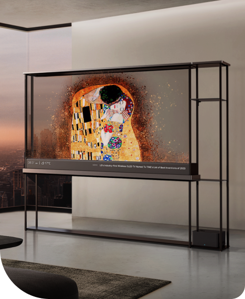 Minimál stílusban berendezett nappali benne egy LG OLED T-vel, amely Gustav Klimt alkotásait mutatja be, művészi hangulatot teremtve.