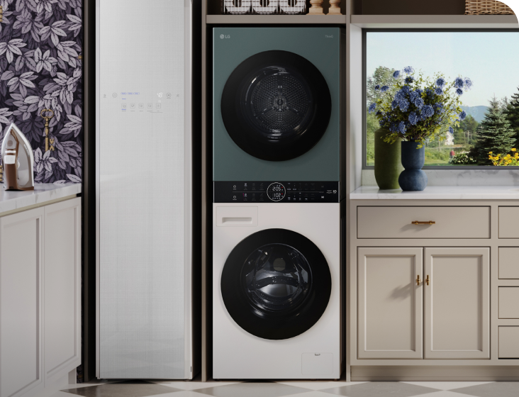 LG WashTower egy modern mosókonyhában látható, bemutatva egy elegáns, helytakarékos, egy testben egymásra helyezett mosógépet és szárítógépet.