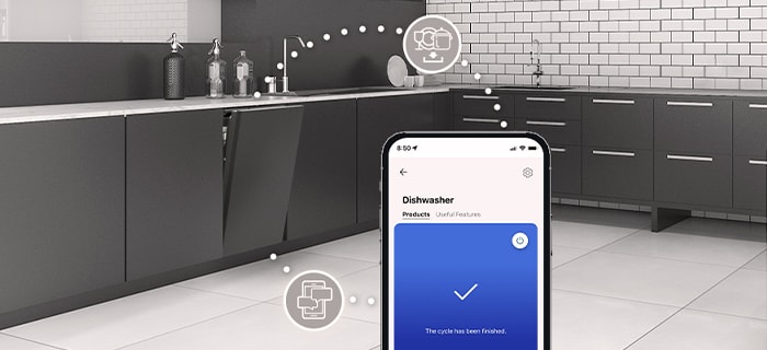 פנים המטבח עם מדיח כלים מובנה פתוח חלקית ואפליקציית ThinQ™‎ של LG מציגה התראה שהמחזור שהסתיים.