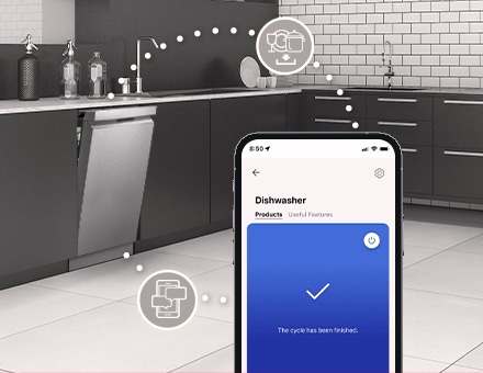 פנים המטבח עם מדיח כלים רצפתי פתוח חלקית ואפליקציית ThinQ™‎ של LG מציגה התראה שהמחזור שהסתיים.