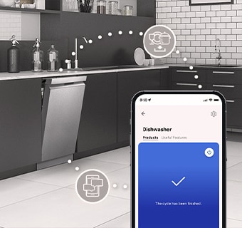 פנים המטבח עם מדיח כלים רצפתי פתוח חלקית ואפליקציית ThinQ™‎ של LG מציגה התראה שהמחזור שהסתיים.