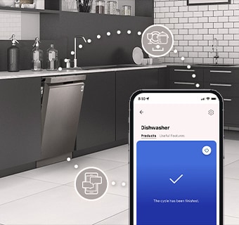 פנים המטבח עם מדיח כלים רצפתי פתוח חלקית ואפליקציית ThinQ™‎ של LG מציגה התראה שהמחזור שהסתיים.