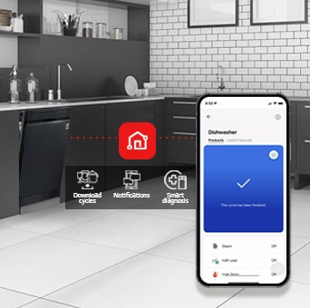 פנים המטבח עם מדיח כלים רצפתי פתוח חלקית ואפליקציית LG ThinQ™‎ מציגה התראה שהמחזור הסתיים.