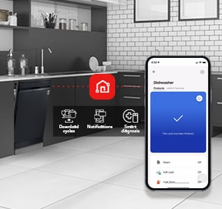 פנים המטבח עם מדיח כלים רצפתי פתוח חלקית ואפליקציית LG ThinQ™‎ מציגה התראה שהמחזור הסתיים.