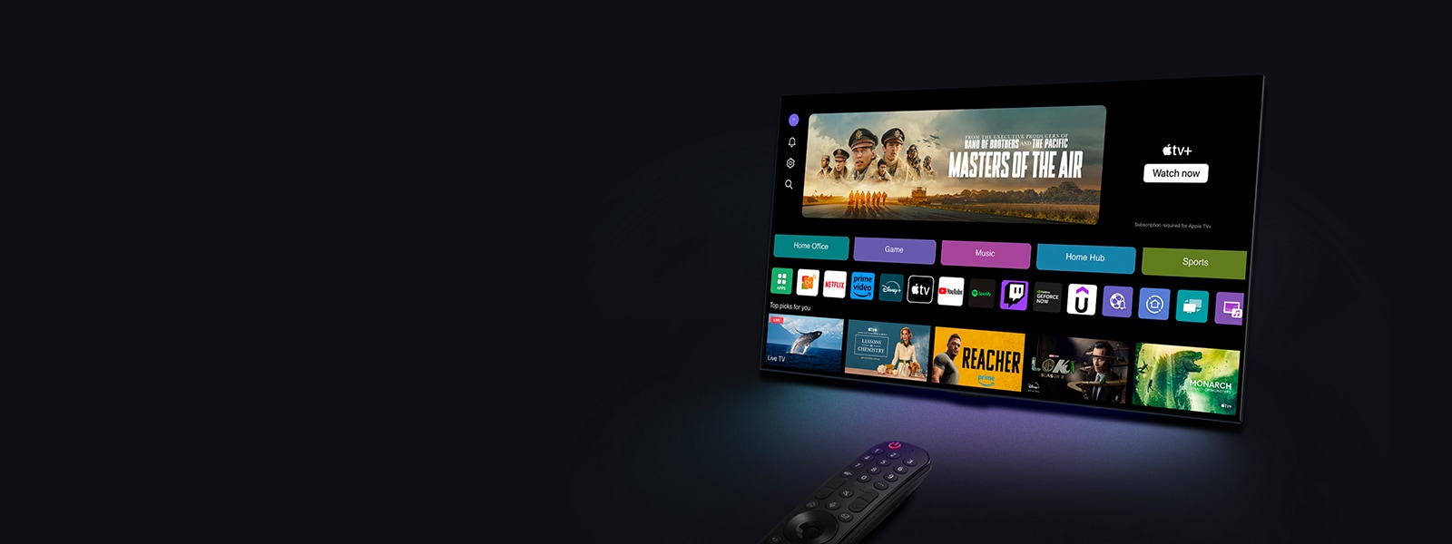 טלוויזיית LG TV שמציגה את מסך הבית של webOS עומדת בזווית על רקע. מסך הבית מציג קטגוריות גלישה ותמונות מתוכניות טלוויזיה. שלט הקסם של LG מצביע על הטלוויזיה.