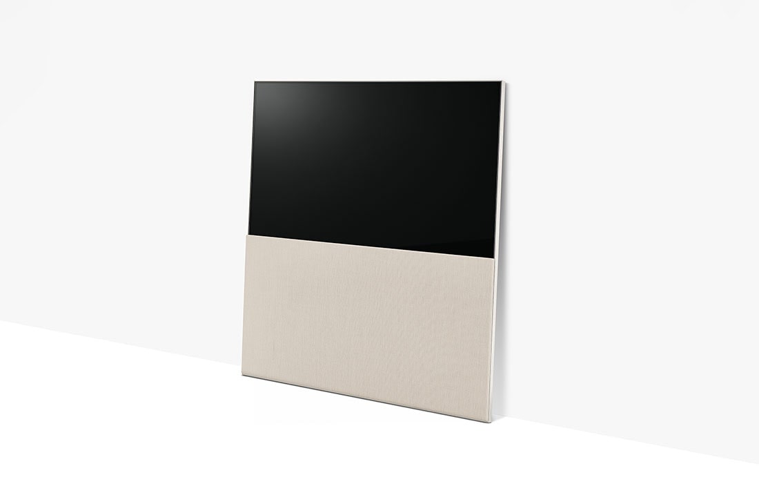 LG OLED Evo | קולקציית Object 65” Easel, ניתן לראות את Easel מלפנים בתצוגה מלאה, בזווית קלה לשמאל כשהיא נשענת לכיוון הקיר., 65ART90E6QA