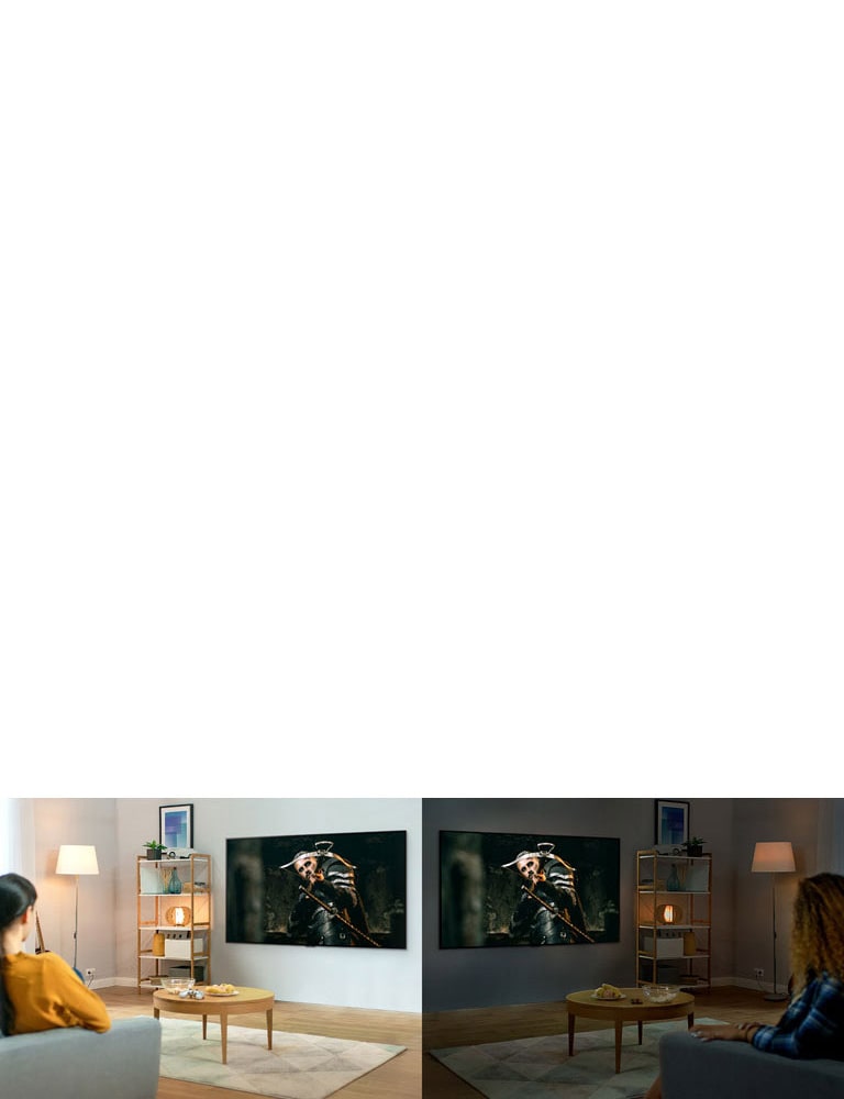 دو خانم در حال تماشای یک صحنه از تلویزیون دردو اتاق پذیرایی مشابه با شرایط نوری متفاوت