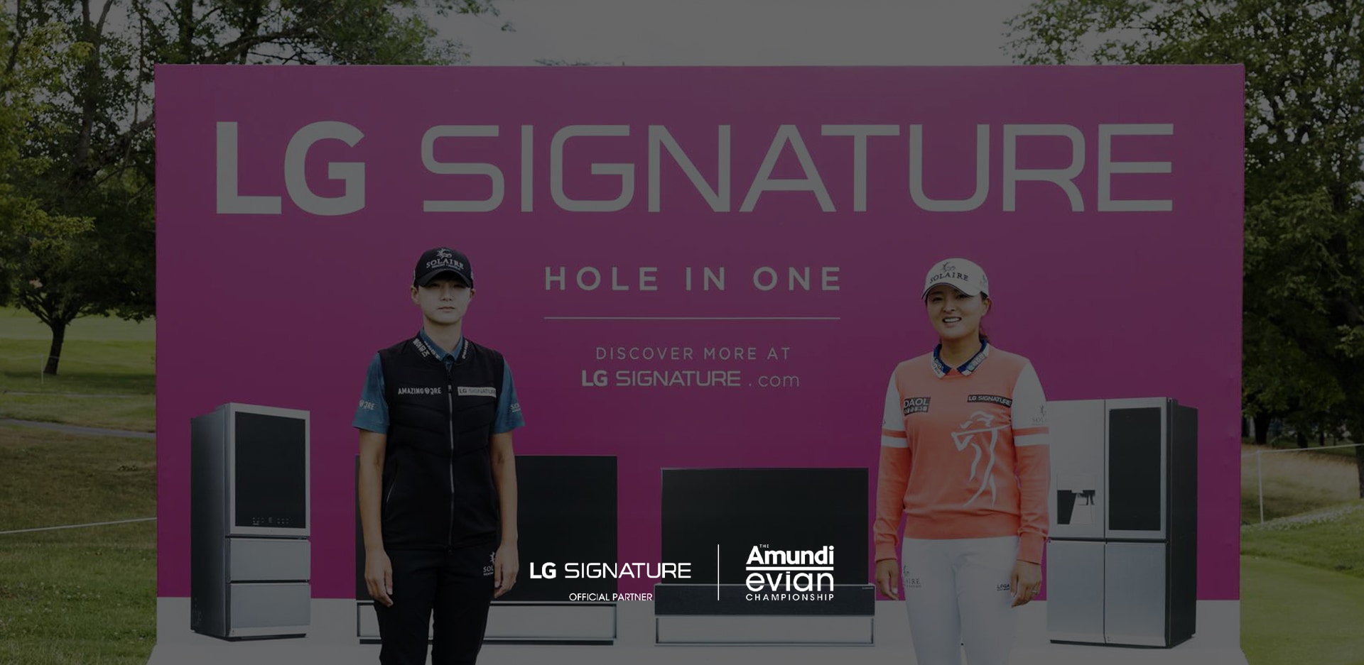 Un annuncio LG SIGNATURE rosa su un campo da golf, che presenta immagini dei prodotti e due persone in primo piano su un paesaggio verdeggiante.
