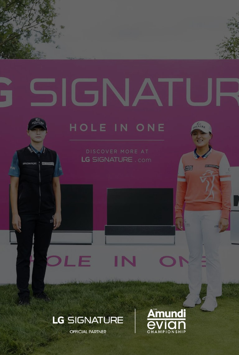 Un annuncio LG SIGNATURE rosa su un campo da golf, che presenta immagini dei prodotti e due persone in primo piano su un paesaggio verdeggiante.