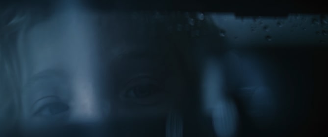 'Immagine in primo piano del volto di una ragazza riflesso nell'acqua e nel vetro di un purificatore d'aria LG SIGNATURE.
