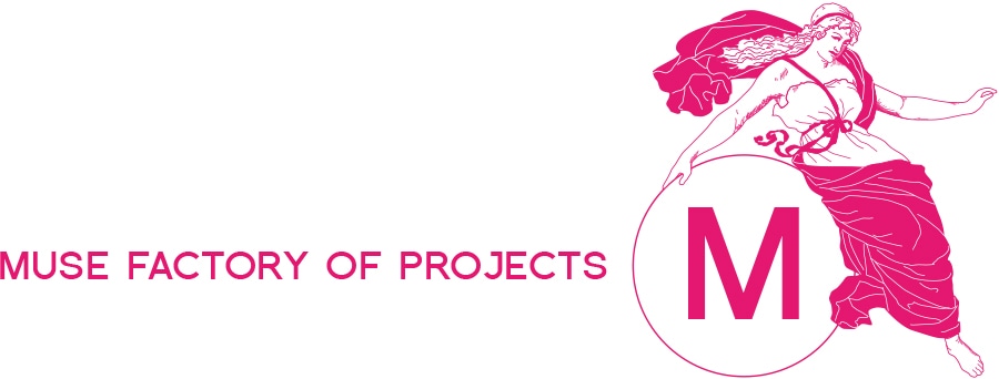 Nome e logo Muse Factory of Projects in rosa su uno sfondo bianco.