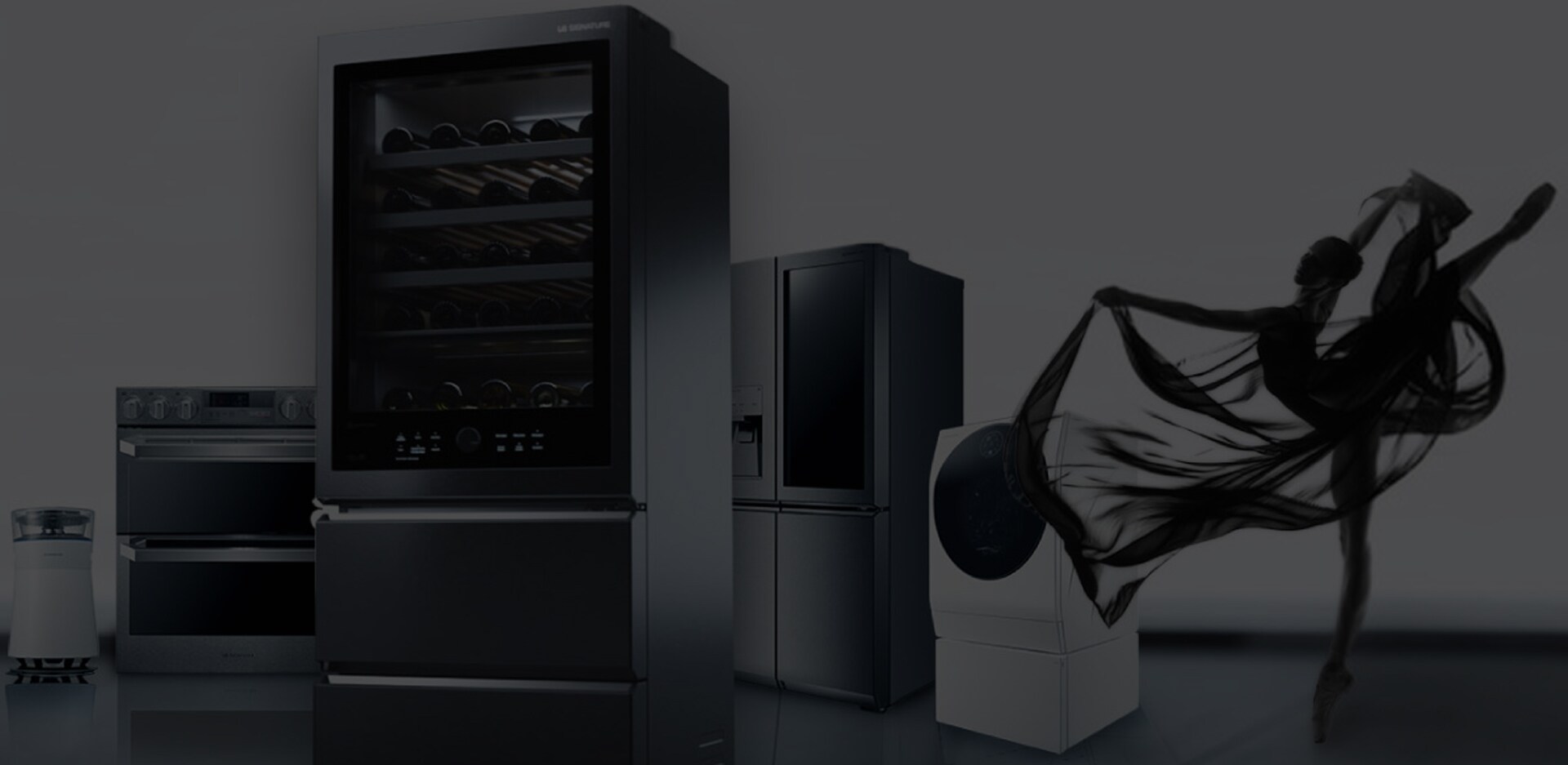 Purificatore d'aria, forno, cantinetta per vino, frigorifero, lavatrice LG SIGNATURE disposti sul pavimento con una ballerina classica.