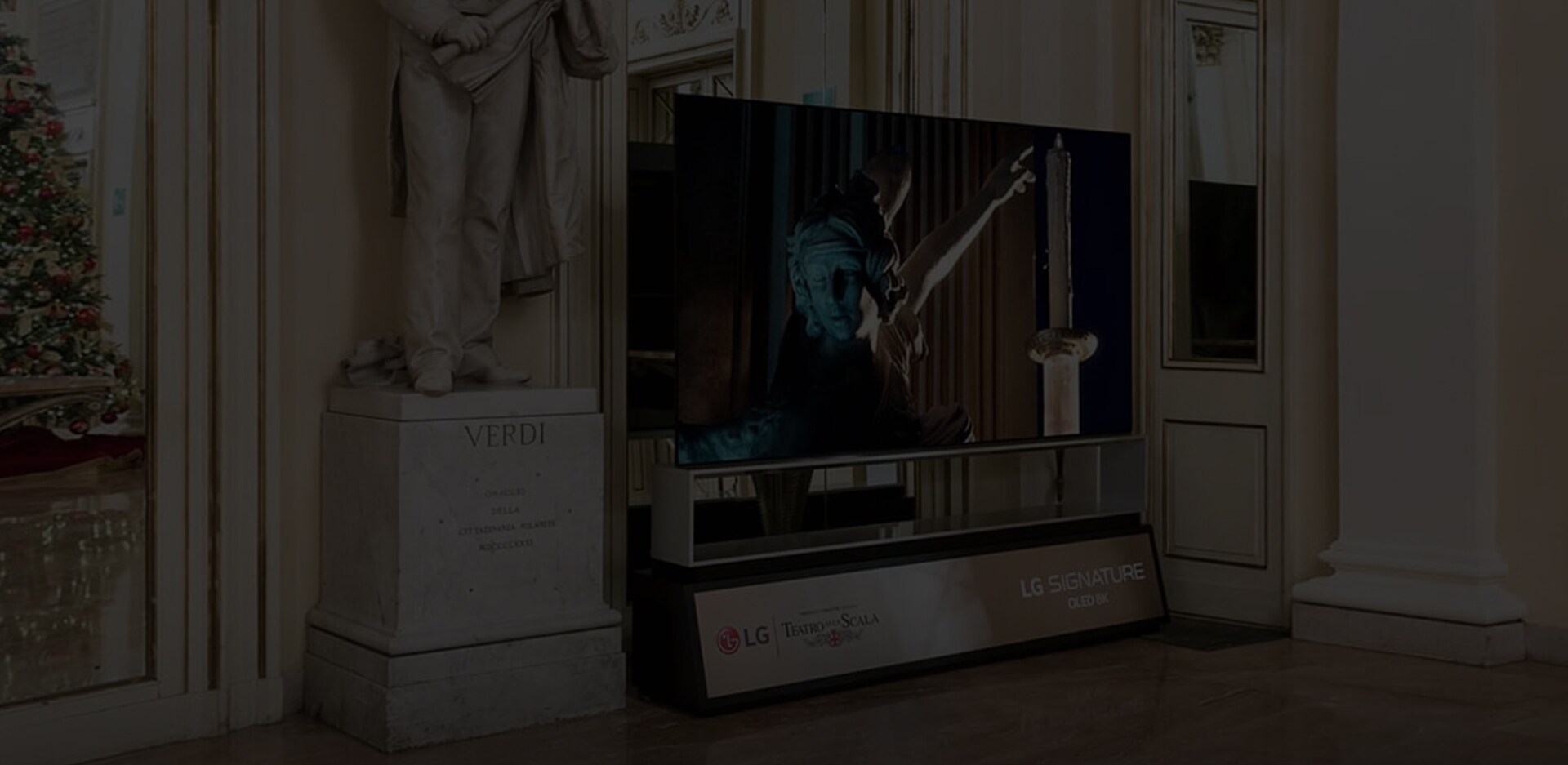 Una TV 8K OLED di LG SIGNATURE, che riproduce l'orchestra  sul suo schermo, è in esposizione al Teatro alla Scala.