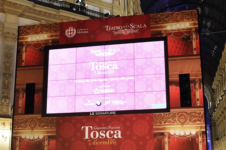 Primo piano di uno schermo elettronico digitale, posizionato a Milano in Galleria Vittorio Emanuele per la Prima del Teatro alla Scala.