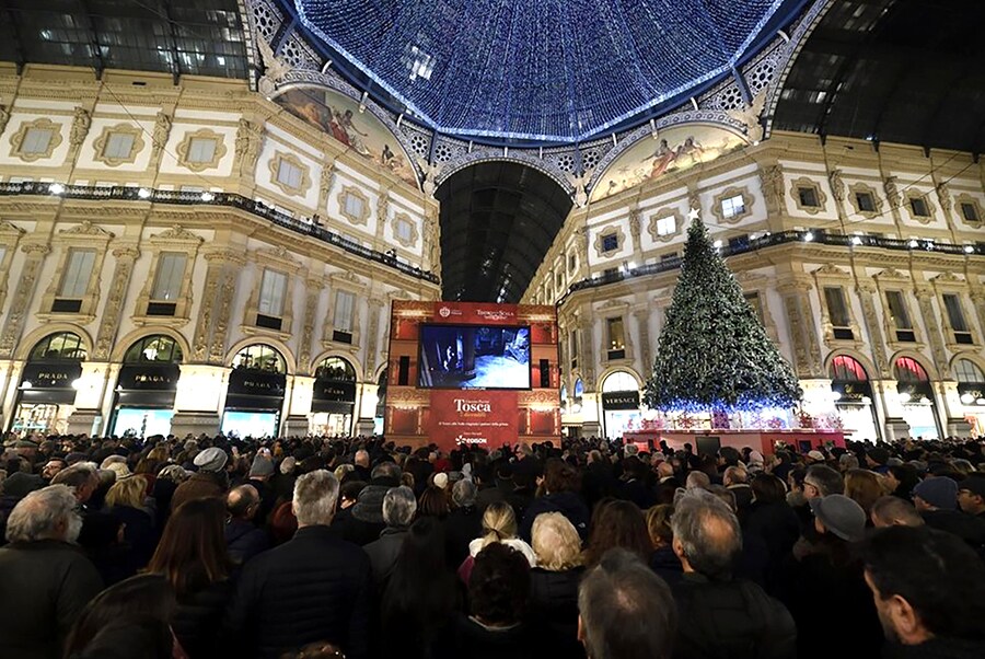 Le persone sono riunite e osservano la Diretta dell'Opera allo schermo digitale de La Scala in Galleria Vittorio Emanuele a Milano