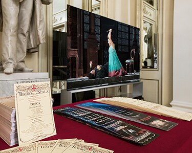 Una TV 8K OLED di LG SIGNATURE, che riproduce un' opera sul suo schermo, è in esposizione al Teatro alla Scala.