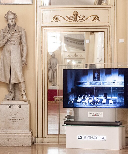 Una TV W9 OLED di LG SIGNATURE è in esposizione presso il Teatro alla Scala.