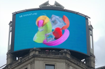 Immagine pubblicitaria di LG SIGNATURE visualizzata su un cartellone a Piccadilly Circus.