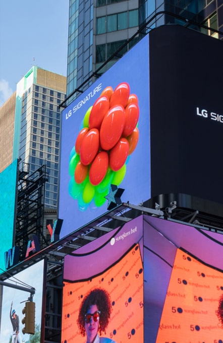 Immagine pubblicitaria di LG SIGNATURE visualizzata su un cartellone a Times Square.