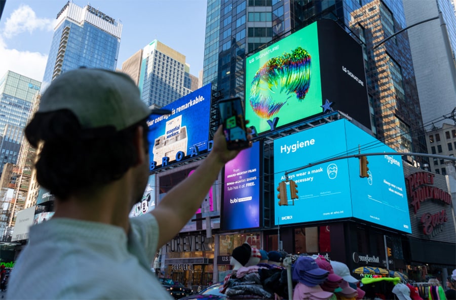 Immagine della pubblicità di LG SIGNATURE visualizzata sul cartellone di Times Square.