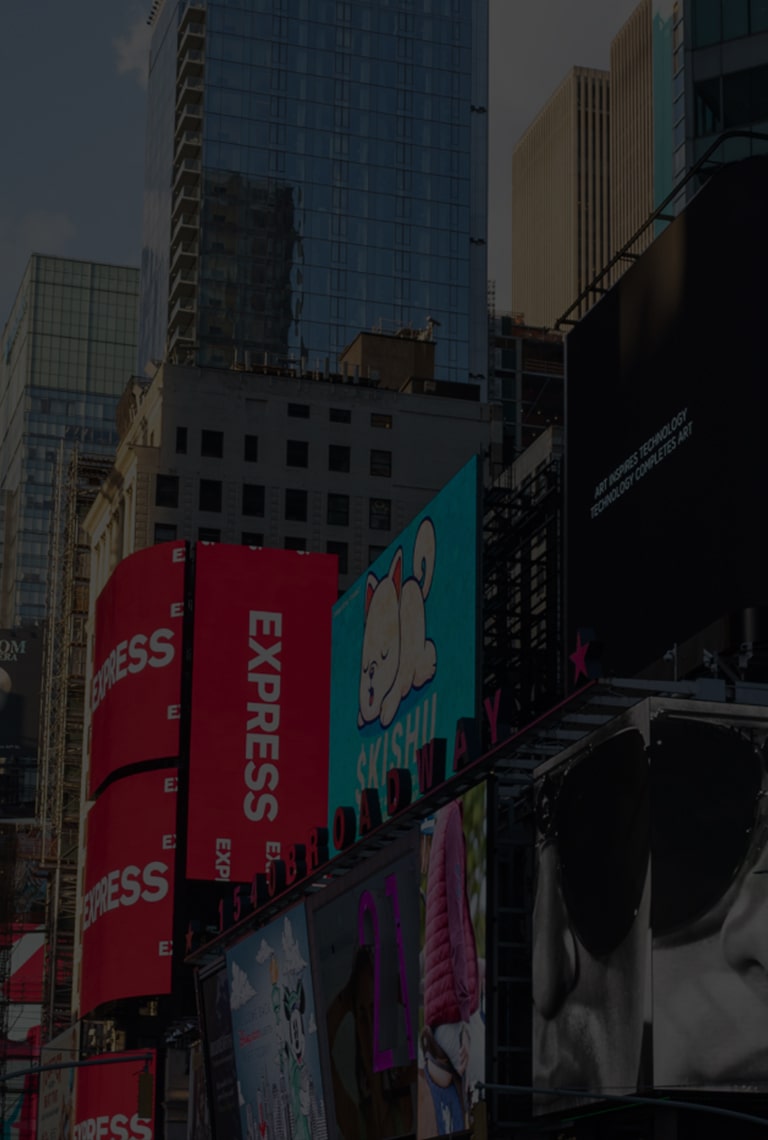 Immagine pubblicitaria di LG SIGNATURE visualizzata su un cartellone a Times Square.