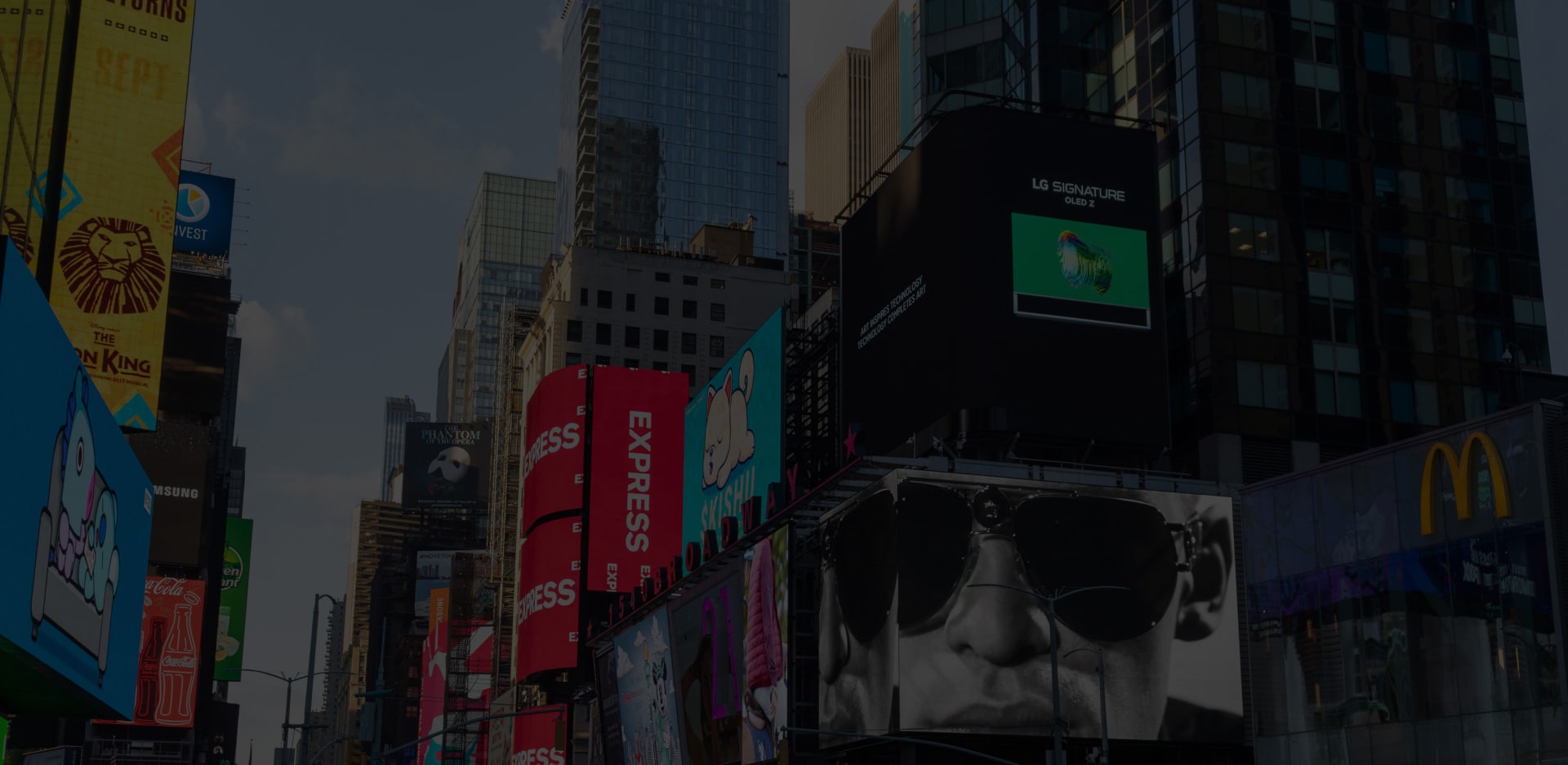 Immagine pubblicitaria di LG SIGNATURE visualizzata su un cartellone a Times Square.