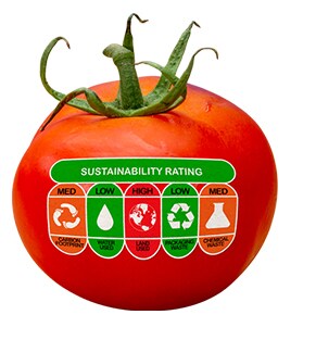 Un pomodoro con adesivo di classificazione della sostenibilità.