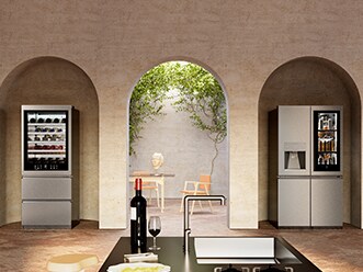 Cucina in stile italiano color terracotta con cantinetta per vino e frigorifero LG SIGNATURE.