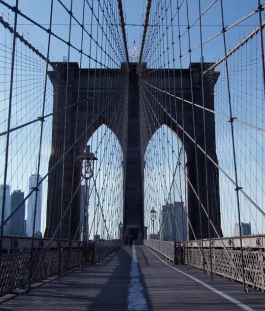 Un'immagine del Ponte di Brooklyn scattata dal suo marciapiede.