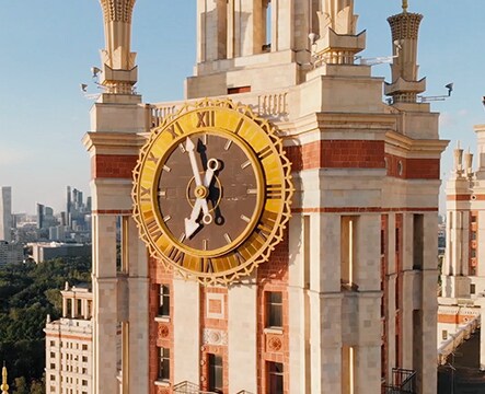 Primo piano di un orologio su una torre ornata.
