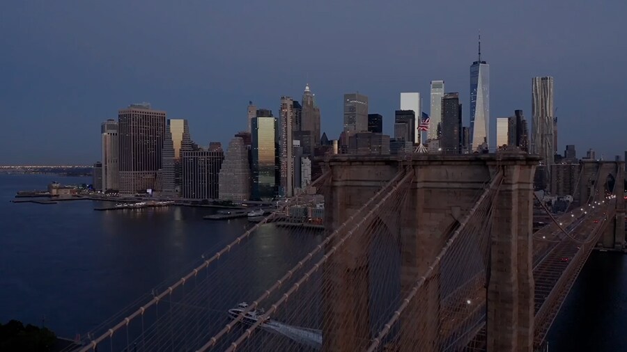 Un montaggio di immagini di famose attrazioni di New York City.