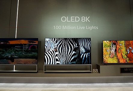 Area degli OLED 8K, appartenenti alla linea LG SIGNATURE, allestita presso CES 2020 con gli schermi installati che mostrano varie immagini.