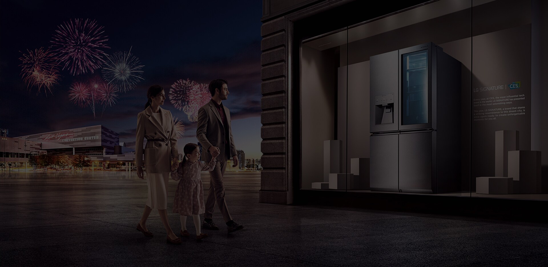 Una famiglia di tre persone osserva il Frigorifero LG SIGNATURE in mostra presso la galleria del CES, mentre vengono sparati fuochi d'artificio alle loro spalle.