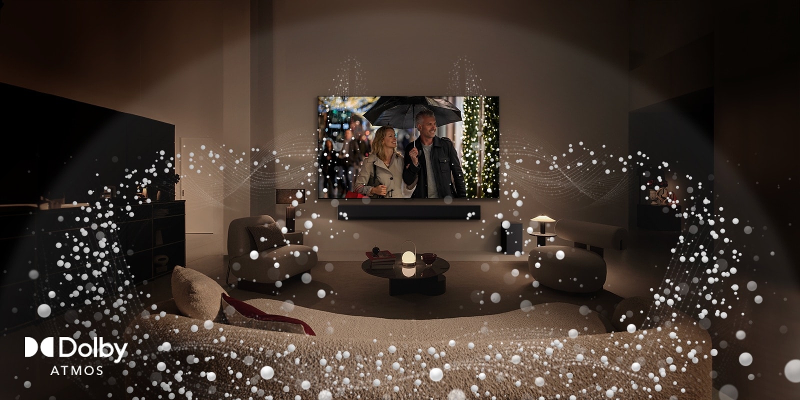 في غرفة معيشة مريحة بإضاءة خافتة يوجد تلفزيون LG OLED TV يعرض زوجين يستخدمان مظلة، وتحيط الرسومات الدائرية الساطعة بالغرفة. شعار Dolby Atmos في الزاوية اليسرى السفلية.