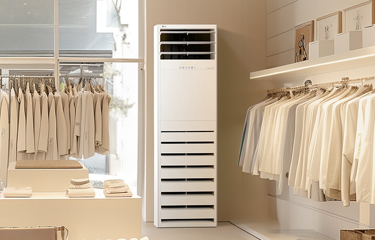 تظهر وحدة تكييف الهواء LG Floor Standing Unit في متجر ملابس بسيط الطراز وبه ملابس ذات ألوان محايدة معروضة بصورة أنيقة على الحوامل والرُفُوف.