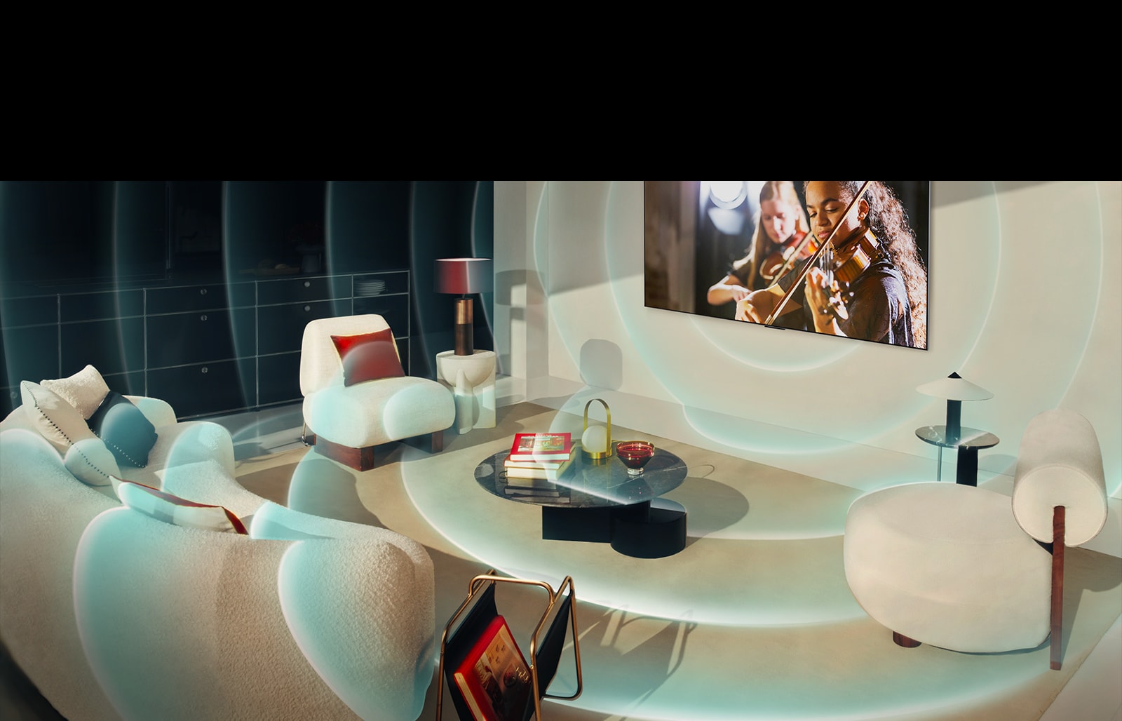 Šviesiame, moderniame gyvenamajame kambaryje įsijungia ant sienos montuojamas LG DI TV. Tinklelio linijų grafika dengia visą kambarį, paskui išnyksta, o iš TV sklinda neoninė apskritimo grafika.