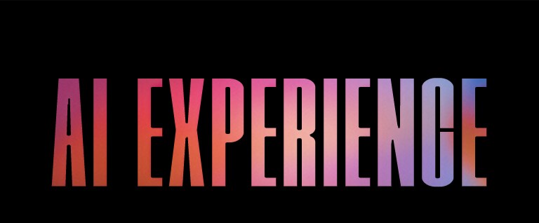 Tekstas „AI EXPERIENCE“ parašytas paryškintomis didžiosiomis raidėmis, spalvinis gradientas nuo rožinės ir oranžinės spalvos kairėje iki violetinės ir mėlynos dešinėje, juodame fone.
