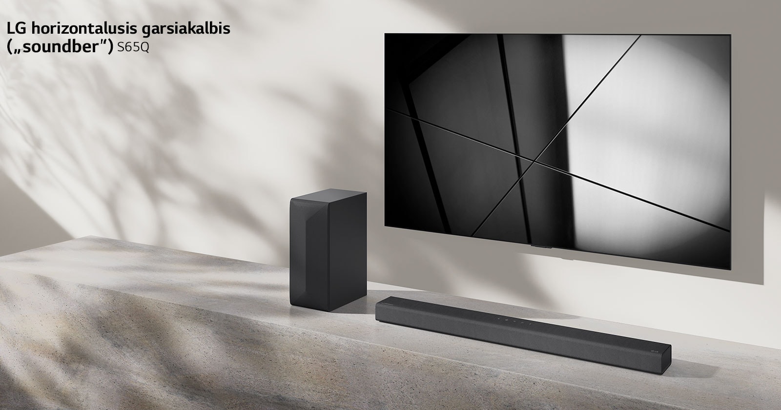 LG horizontalusis garsiakalbis („Sound Bar“) S65Q ir LG televizorius svetainėje pastatyti vienas šalia kito. Televizorius įjungtas, jame rodomas juodos ir baltos spalvų atvaizdas.
